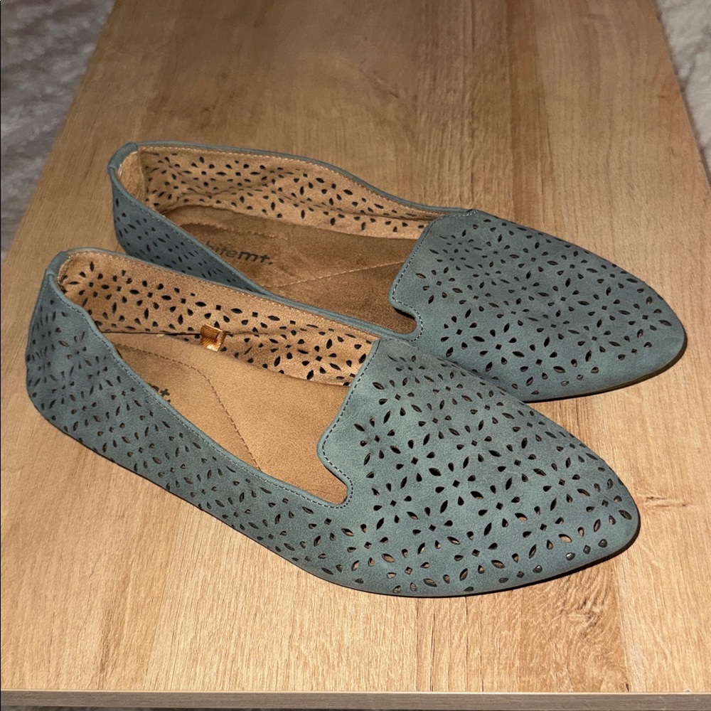 Women’s white mt. pointed toe flats